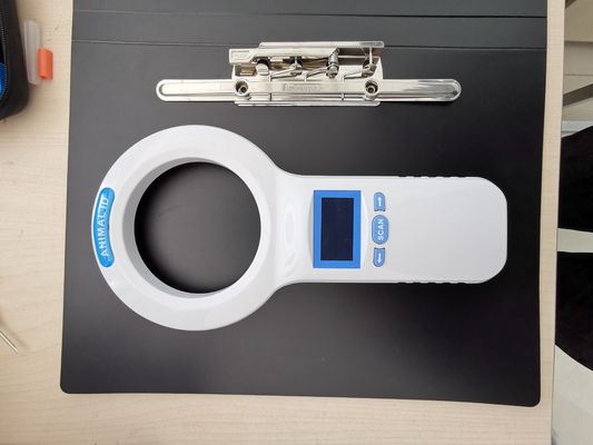 Pemindai Microchip RFID portabel dengan baterai lithium isi ulang untuk identifikasi hewan yang cepat dan pelacakan hewan